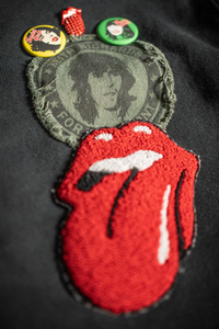 MADEWORN ROLLING STONES ZIP HOODIE IN COAL